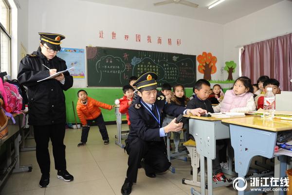 安東內(nèi)拉帶三個兒子現(xiàn)場觀戰(zhàn)：永遠愛你@梅西，阿根廷加油！